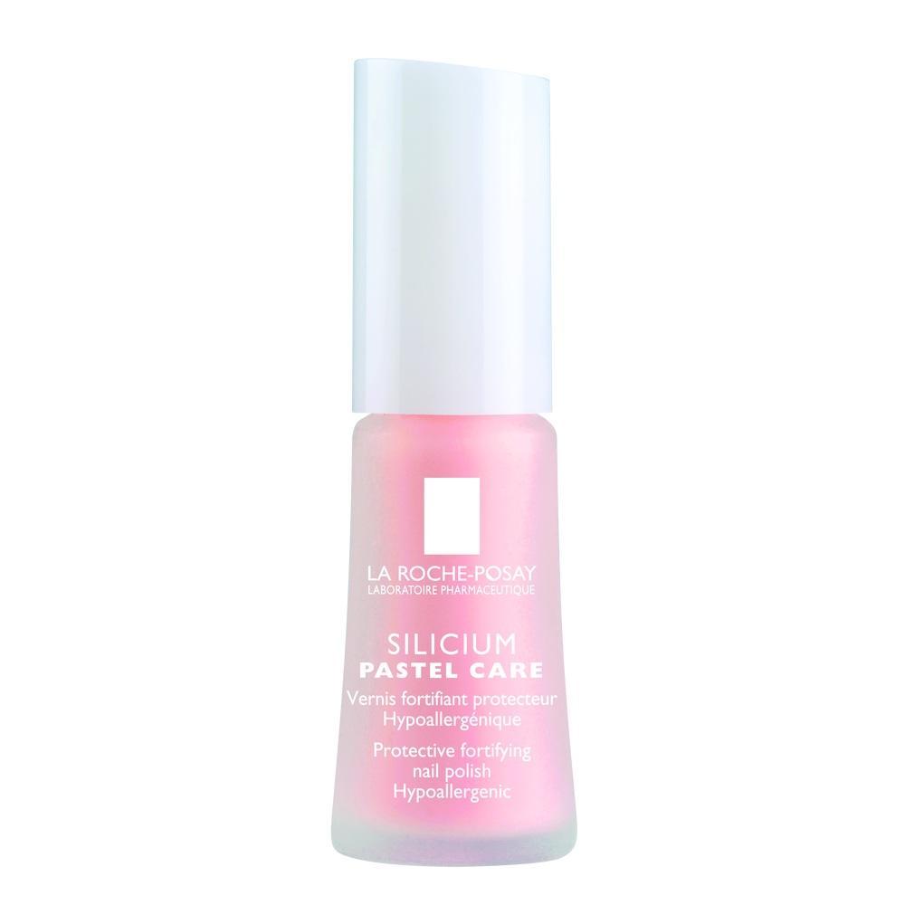 Rosa Nagellackflasche mit weißem Deckel auf weißem Hintergrund.